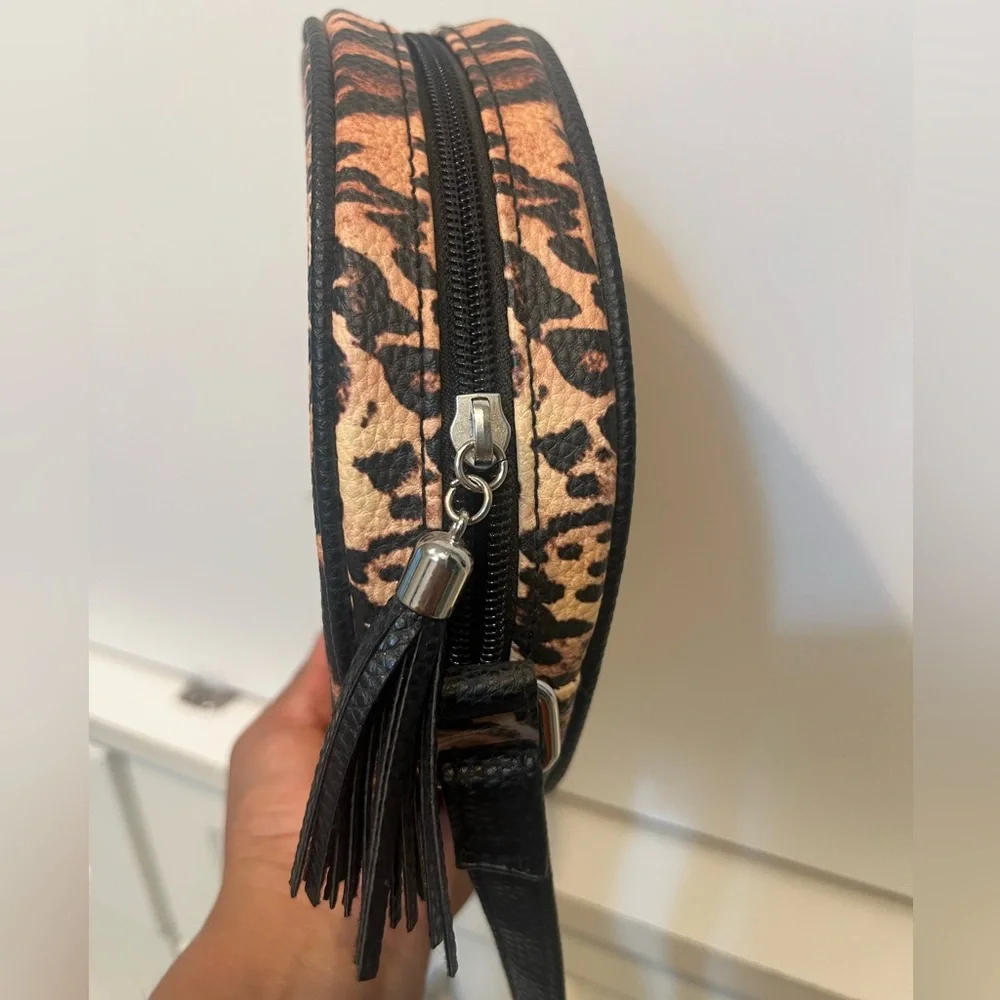 Animal print cros body DSW Mix No. 6 Elegant Black Accessory